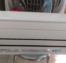 Máy lạnh cũ Toshiba 2HP hiển thị nhiệt độ trong phòng