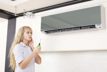 4 lý do khiến máy lạnh thổi ra hơi nóng, có mùi hôi